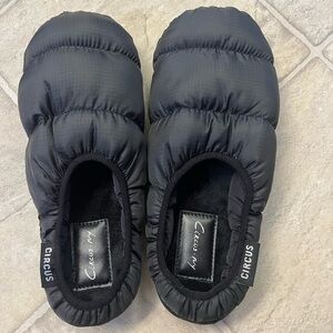 Circus by Sam Edelman Hollin Quilted Puffer Slipper (Women) in Black Nylon Sz 6